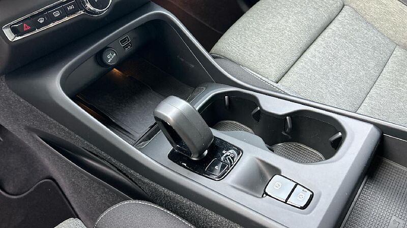 Volvo XC40 Recharge Core, T4 plug-in hybrid, El?ctrico/Gasolina, Bright
