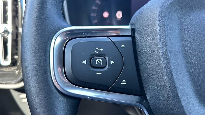 Volvo XC40 2.0 B3 PLUS DARK AUTO 163 5P