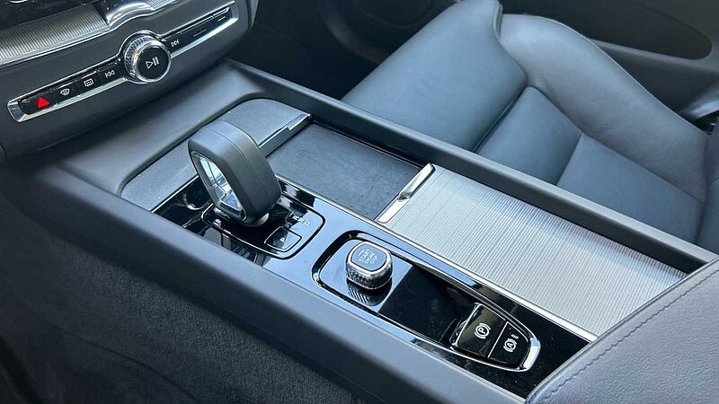 Volvo XC60 2.0 T6 RECHARGE PLUS DARK AUTO 4WD 350 5P