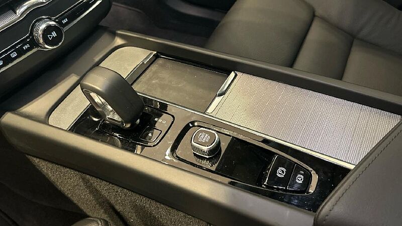 Volvo XC60 XC60 Recharge Plus, T6 AWD Híbrido enchufable, Eléctrico/Gasolina, Dark