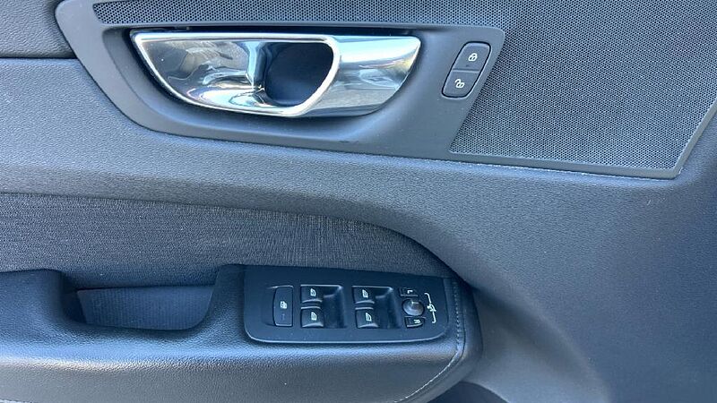 Volvo XC60 2.0 B4 D MOMENTUM PRO AUTO 4WD 197 5P