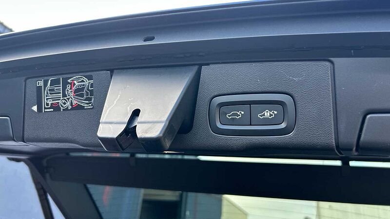 Volvo XC60 2.0 B4 P R-DESIGN AUTO 197 5P