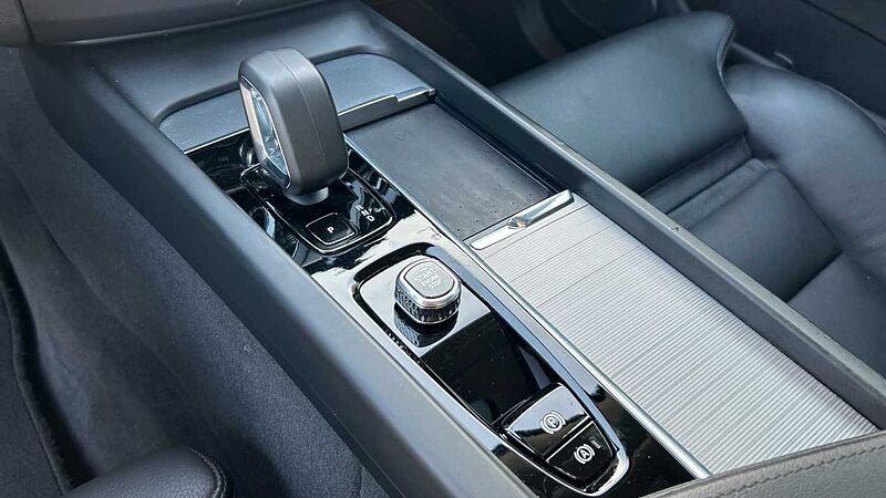 Volvo XC60 2.0 T6 RECHARGE PLUS DARK AUTO 4WD 350 5P