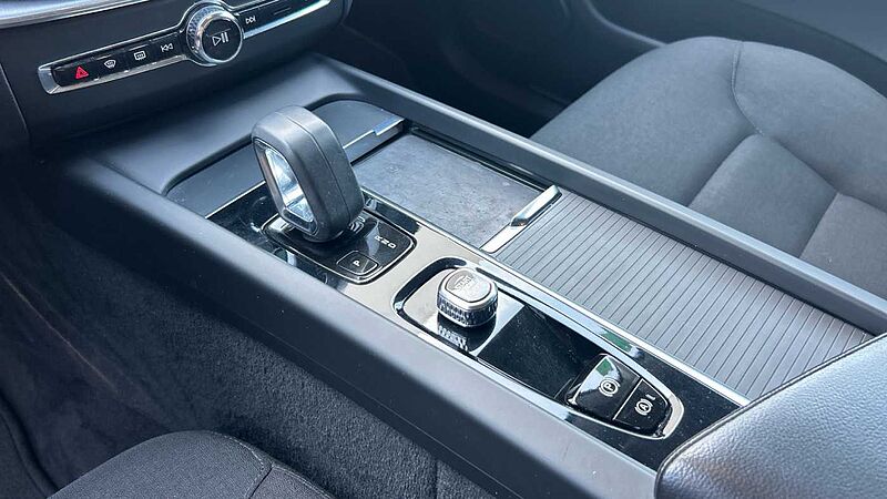 Volvo XC60 2.0 B4 D MOMENTUM PRO AUTO 197 5P