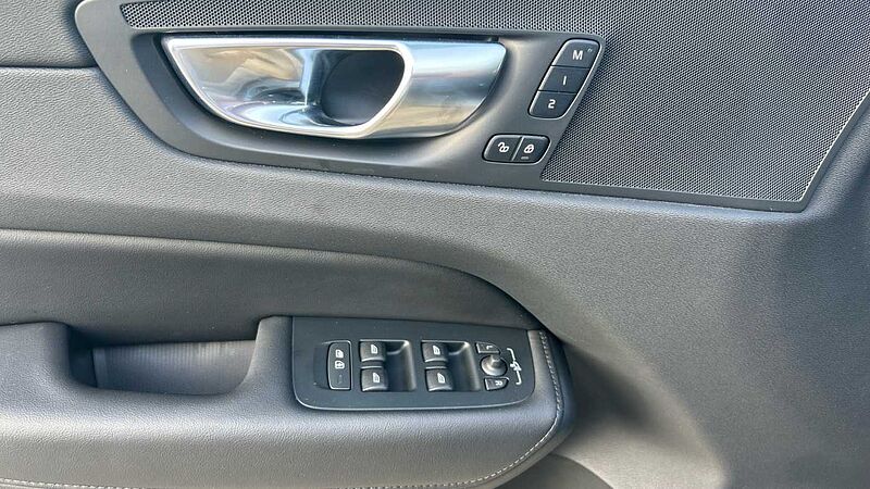 Volvo XC60 2.0 B5 P PLUS DARK AUTO 4WD 250 5P