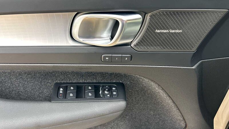 Volvo XC40 2.0 B3 PLUS DARK AUTO 163 5P