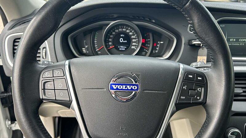 Volvo V40 Cross Country 1.6 D2 MOMENTUM DCT 115 5P