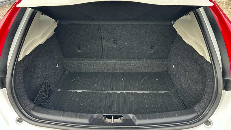 Volvo V40 Cross Country 1.6 D2 MOMENTUM DCT 115 5P