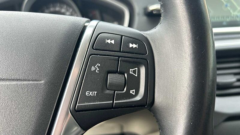 Volvo V40 Cross Country 1.6 D2 MOMENTUM DCT 115 5P