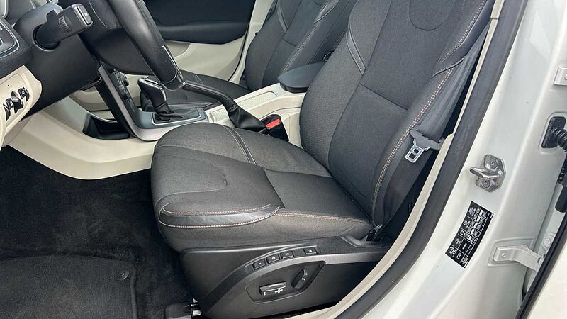 Volvo V40 Cross Country 1.6 D2 MOMENTUM DCT 115 5P