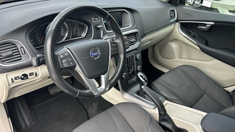 Volvo V40 Cross Country 1.6 D2 MOMENTUM DCT 115 5P