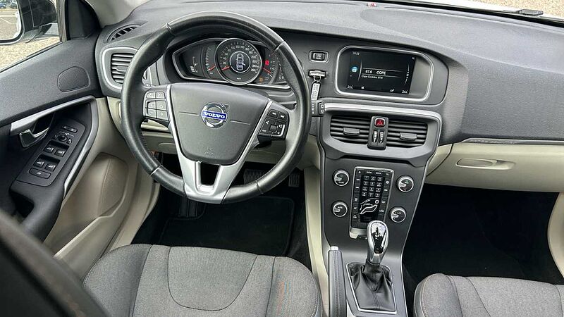 Volvo V40 Cross Country 1.6 D2 MOMENTUM DCT 115 5P