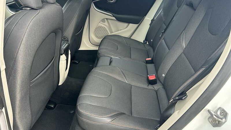 Volvo V40 Cross Country 1.6 D2 MOMENTUM DCT 115 5P