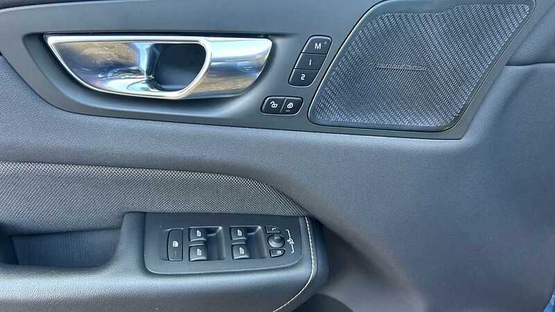 Volvo XC60 2.0 B4 P R-DESIGN AUTO 197 5P