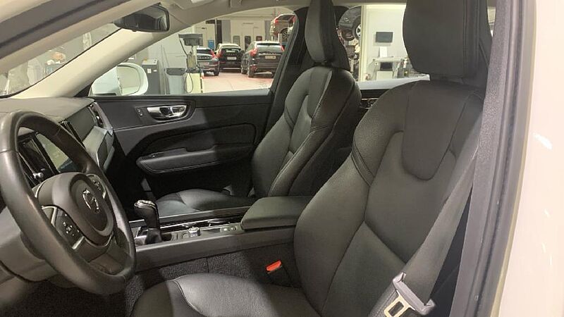 Volvo XC60 2.0 D3 MOMENTUM 150 5P