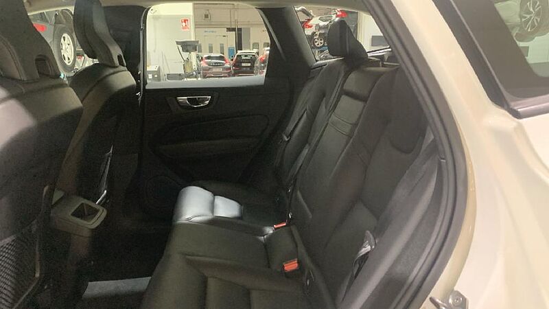 Volvo XC60 2.0 D3 MOMENTUM 150 5P