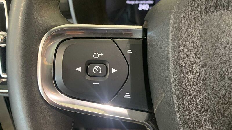 Volvo XC40 XC40 Plus, B3 Mild Hybrid, Gasolina, Dark