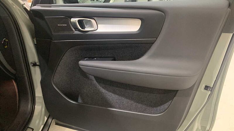 Volvo XC40 2.0 B3 PLUS DARK AUTO 163 5P