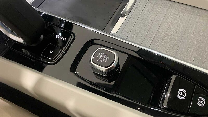 Volvo XC60 2.0 T6 RECHARGE PLUS DARK AUTO 4WD 350 5P