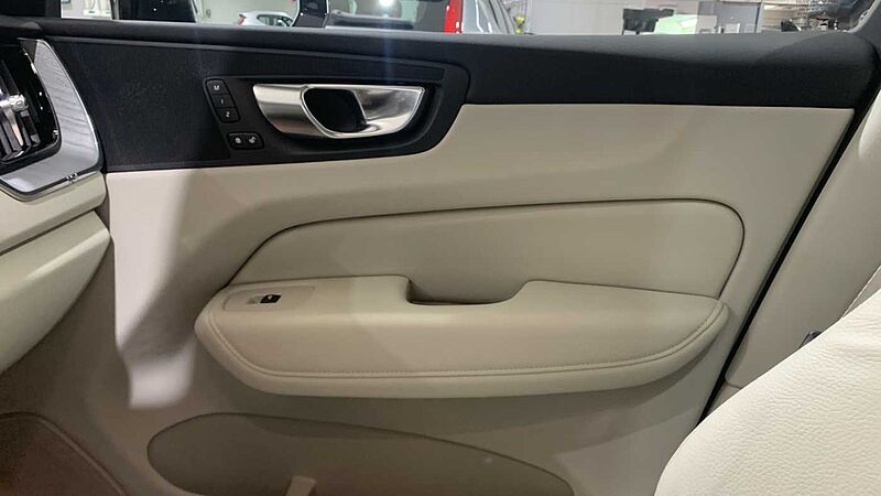 Volvo XC60 2.0 T6 RECHARGE PLUS DARK AUTO 4WD 350 5P